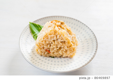 もち麦入りかしわおにぎり もち麦入りかしわおにぎり 86469897
