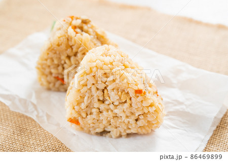 もち麦入りかしわおにぎり 86469899