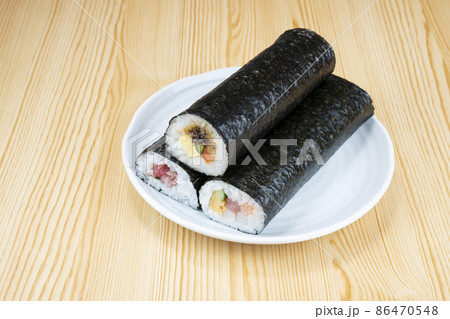 皿にのせた3本の恵方巻き 86470548