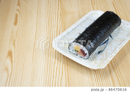 皿にのせた恵方巻き 皿にのせた恵方巻き 86470616