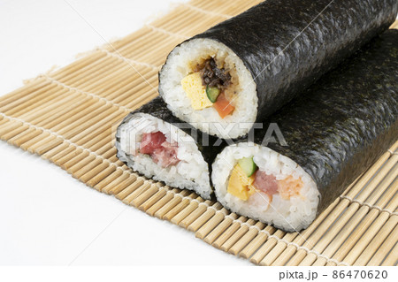 3本の恵方巻き 3本の恵方巻き 86470620