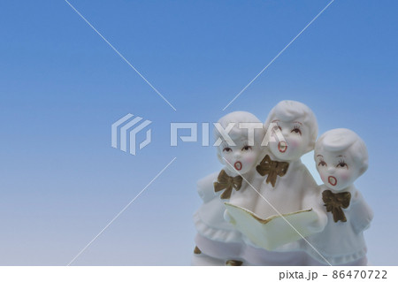 合唱する少年の置物 86470722