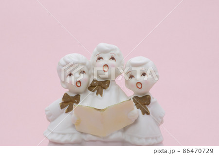 合唱する少年の置物 86470729