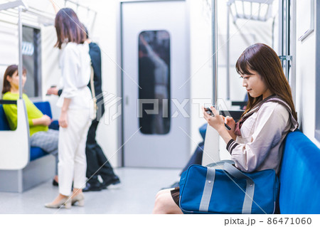 電車通学をする女子高生 電車通学をする女子高生 86471060
