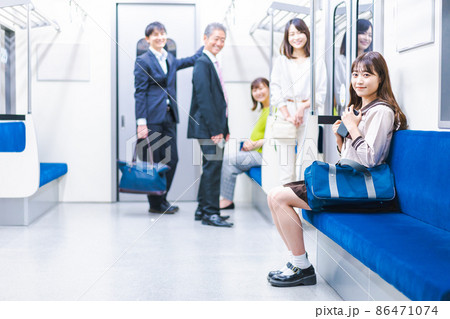 電車通学をする女子高生 電車通学をする女子高生 86471074
