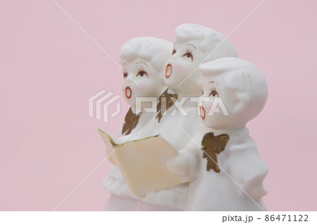 三人の子供が合唱する置物 86471122