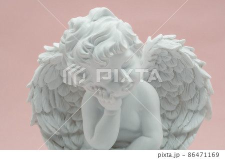 ほおづえつく天使の置物 86471169