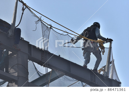 鉄骨組み立て工事現場 とび職の作業風景 鉄骨組み立て工事現場 とび職の作業風景 86471361