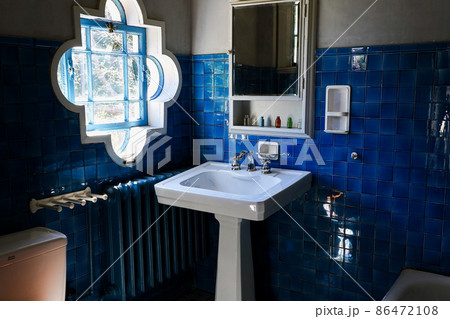 光の差し込むレトロな洋館の青いタイルの洗面所 86472108