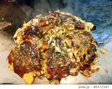 鉄板に乗ったお好み焼き 鉄板に乗ったお好み焼き 86472587