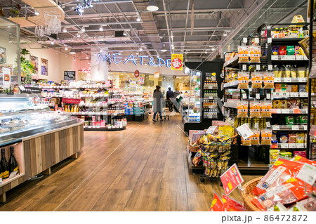 スーパーマーケットの店内 スーパーマーケットの店内 86472872