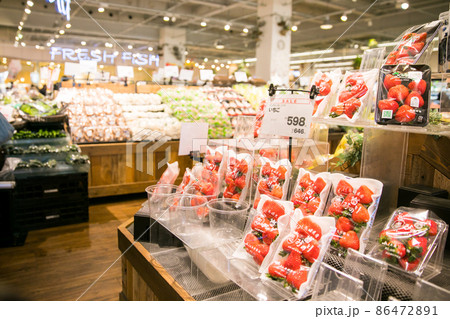 スーパーマーケットの店内 86472891