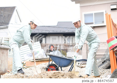工事現場で作業をする作業服姿の男性達 86474507
