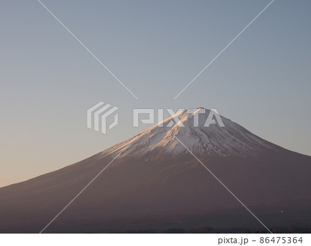 朝日に照らされる晩秋の富士山の写真素材 [86475364] - PIXTA