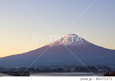 朝日に照らされる晩秋の富士山の写真素材 [86475371] - PIXTA