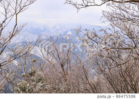 真冬の高見山登山風景と山頂の霧氷 86475506