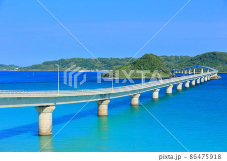 【山口県】快晴下の角島大橋 86475918