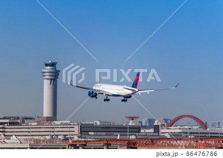 【浮島町公園からA滑走路に着陸するデルタ航空機と管制塔】 86476786