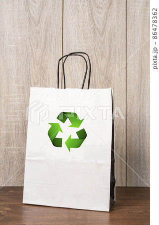 Use a reusable and recyclable bag Use a reusable and recyclable bag 86478362
