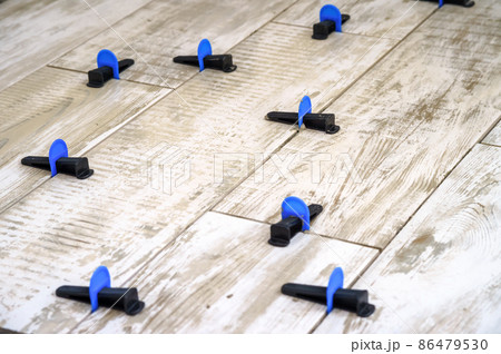 Ceramic tile leveling system. Apparatus for laying stoneware tiles. Ceramic tile leveling system. Apparatus for laying stoneware tiles. 86479530