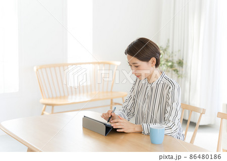 液晶タブレット 女性 40代 液晶タブレット 女性 40代 86480186