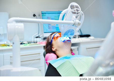 Teeth whitening procedure with ultraviolet light lamp 86481098