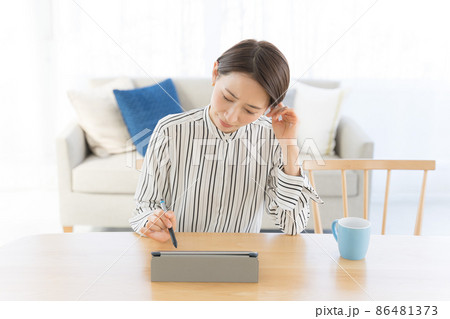 液晶タブレット　女性　40代 86481373