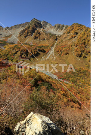 [定額] パノラマルートから撮影した紅葉の涸沢カールのテント場 ( 10月 長野県 松本市 ) 86481436