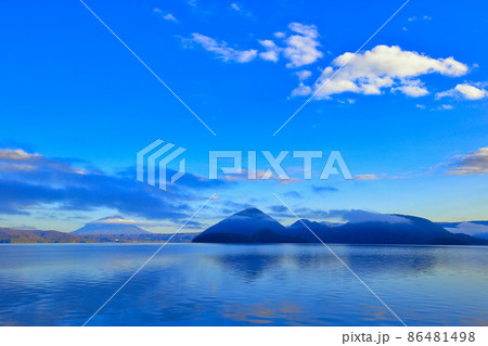 北海道、秋、早朝の洞爺湖の風景 86481498