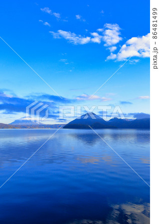 北海道、秋、早朝の洞爺湖の風景 北海道、秋、早朝の洞爺湖の風景 86481499