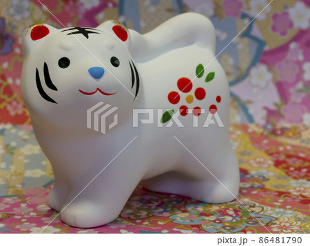 寅年の置物白いトラべこ 86481790