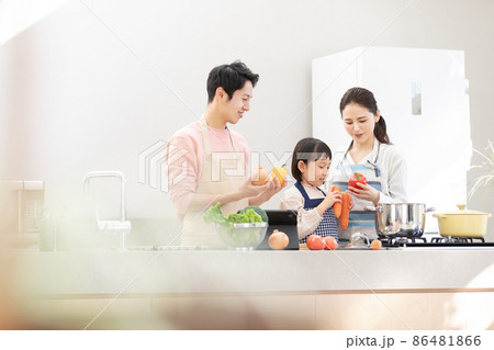 おうち時間　料理作りを楽しむ家族 86481866