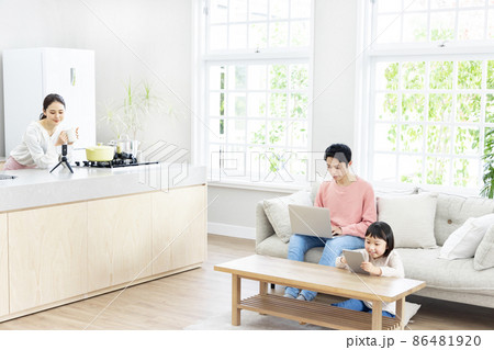 おうち時間を楽しむ家族 86481920