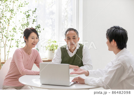 退職金運用で投資をするシニア夫婦 退職金運用で投資をするシニア夫婦 86482098