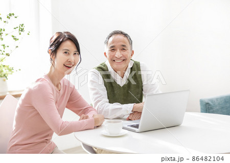 家族旅行を考えるシニア夫婦 家族旅行を考えるシニア夫婦 86482104