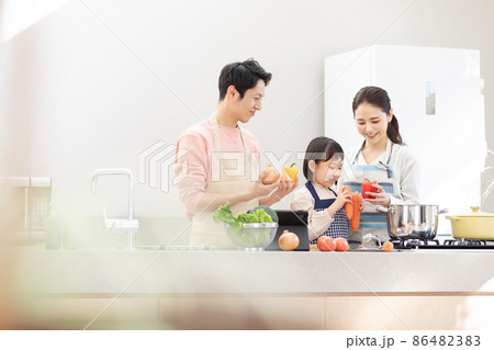 おうち時間　料理作りを楽しむ家族 86482383