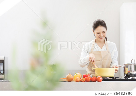 おうち時間　料理をする若い女性 86482390
