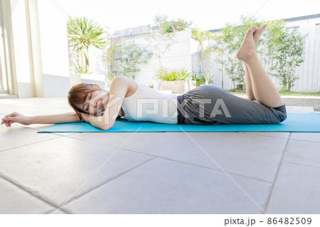 ヨガマットに寝そべる女性 ヨガマットに寝そべる女性 86482509