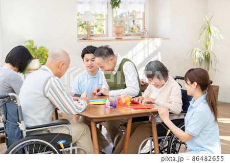 折り紙で遊ぶシニア 86482655