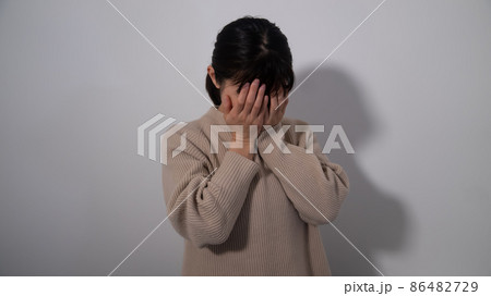 ひどく落ち込む女性 ひどく落ち込む女性 86482729