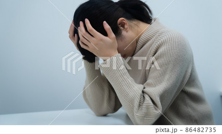 ひどく落ち込む女性 ひどく落ち込む女性 86482735