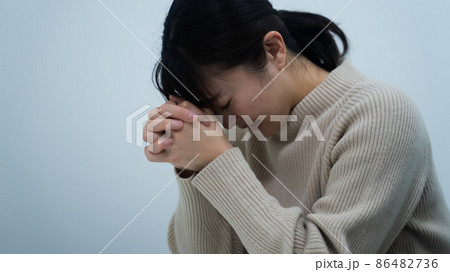 ひどく落ち込む女性 86482736