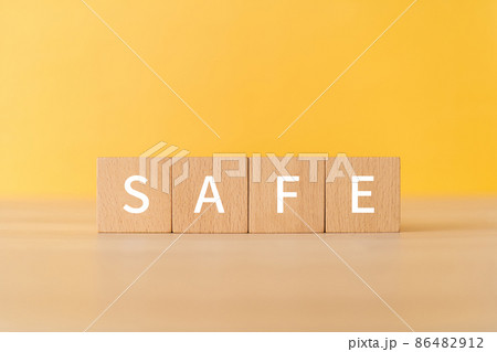 「SAFE」と書かれた積み木 「SAFE」と書かれた積み木 86482912