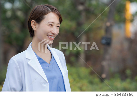 医者 医療従事者 女性 病院 医者 医療従事者 女性 病院 86483366