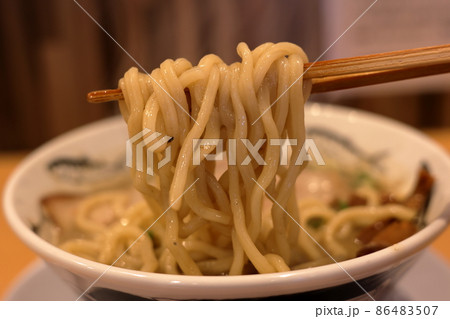 濃厚煮干しラーメンの中太麺(青森県 濃厚煮干しラーメンの中太麺(青森県 86483507