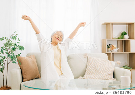 リラックスする高齢者の女性 86483790