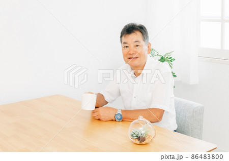 マグカップで飲み物を飲む高齢者男性 86483800