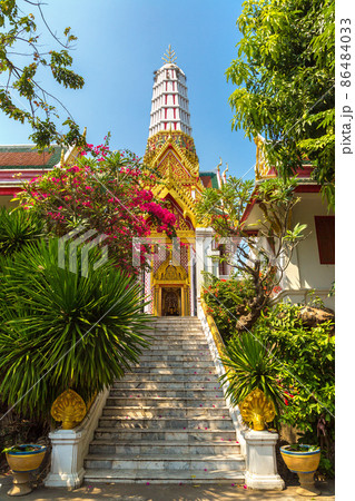 Chakrawatrachawat Woramahawihan temple in Bangkok 86484033