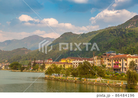 Lake in Sapa, Vietnam 86484196