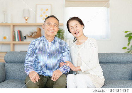 ソファでくつろぐシニア夫婦 ソファでくつろぐシニア夫婦 86484457